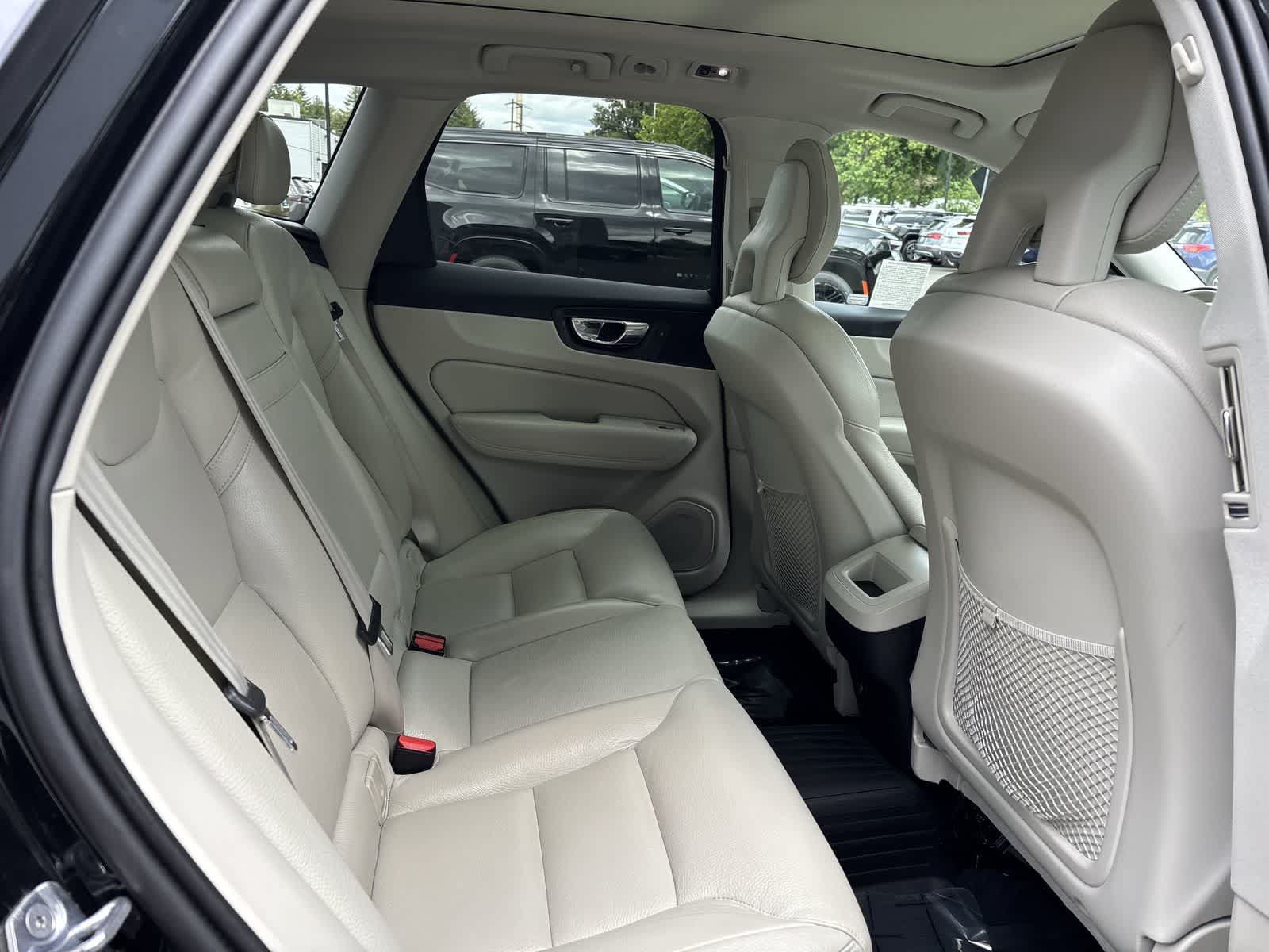 Used 2018 Volvo XC60 T5 Momentum w/ Convenience Package AWD/4WD image 5