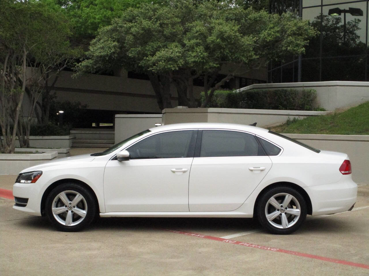 Used 2012 Volkswagen Passat 2.5 SE FWD image 2