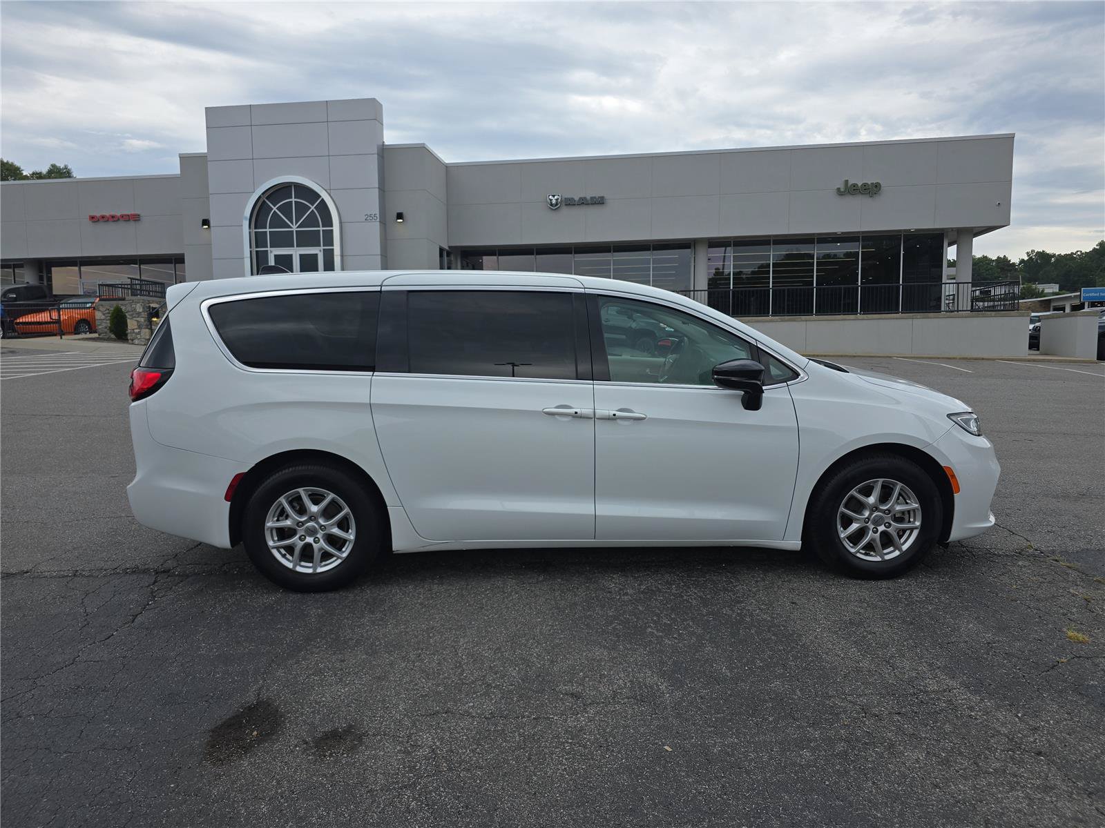 Used 2024 Chrysler Pacifica Touring-L FWD image 2