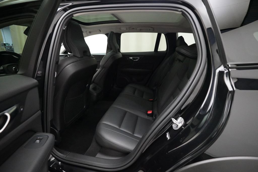 Used 2025 Volvo V60 B5 Cross Country Plus image 16