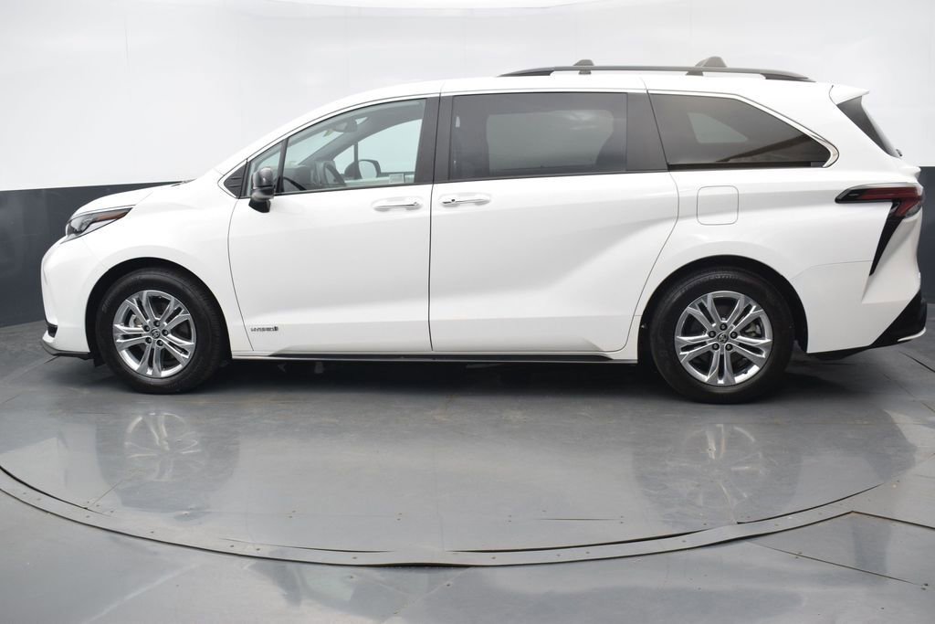 Used 2021 Toyota Sienna XSE w/ XSE Plus Package AWD/4WD image 2