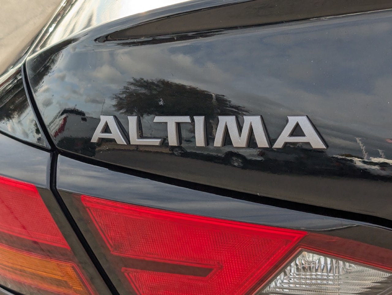 Used 2025 Nissan Altima 2.5 SV FWD image 7