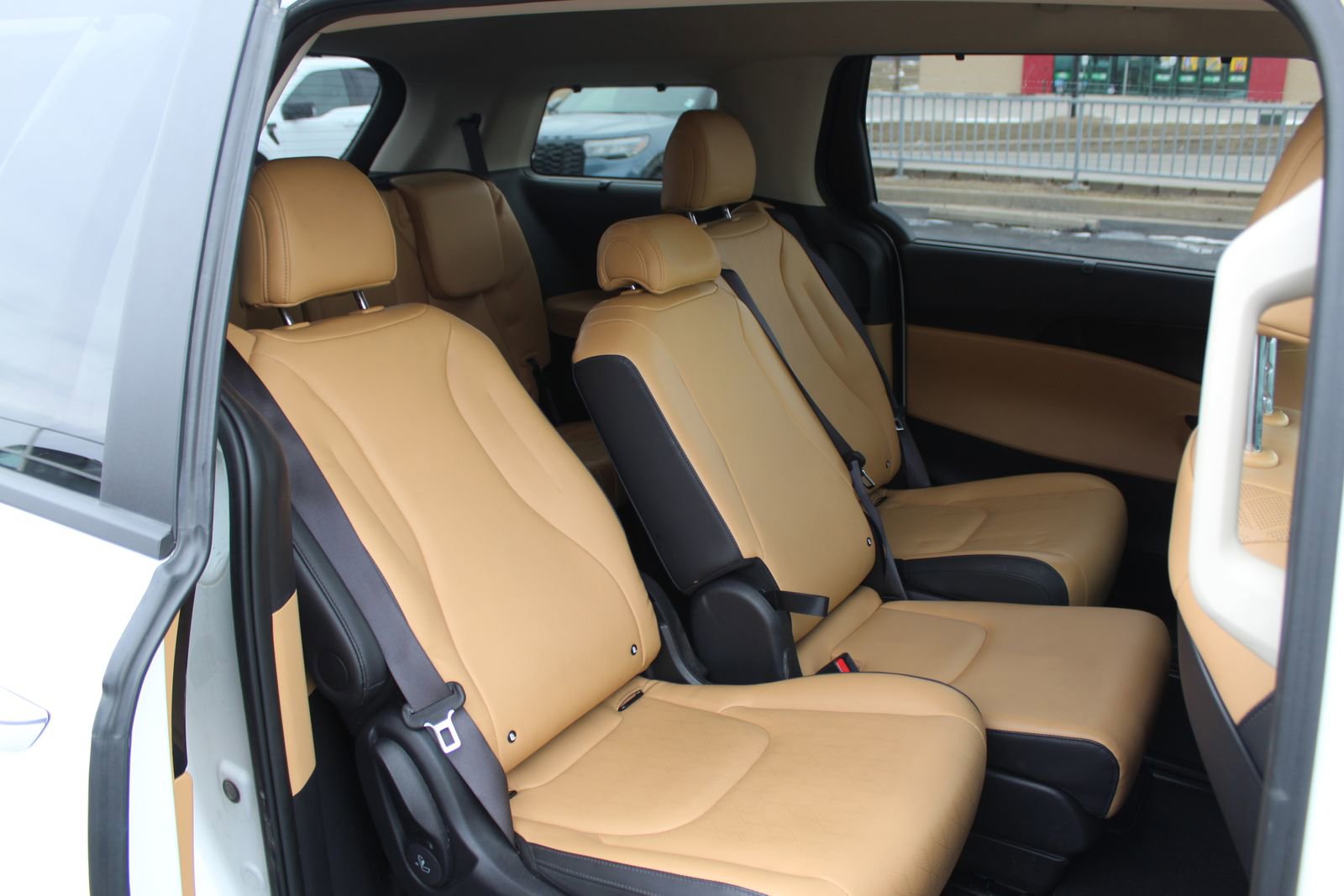 Used 2024 Kia Carnival EX image 14