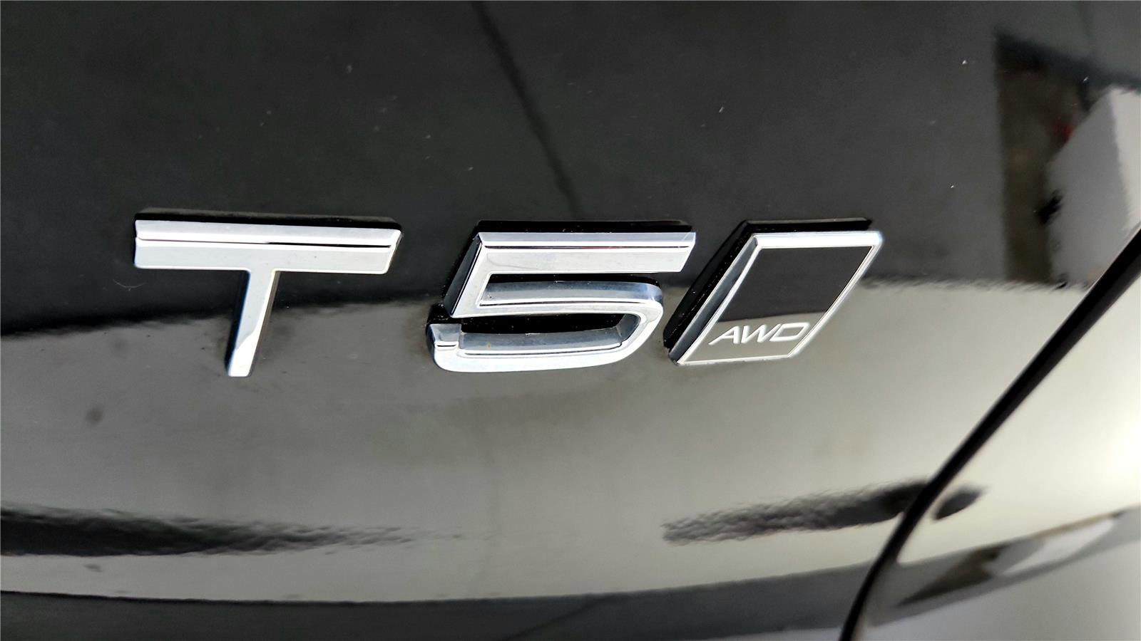 Used 2021 Volvo XC40 T5 Momentum w/ Premium Package image 14