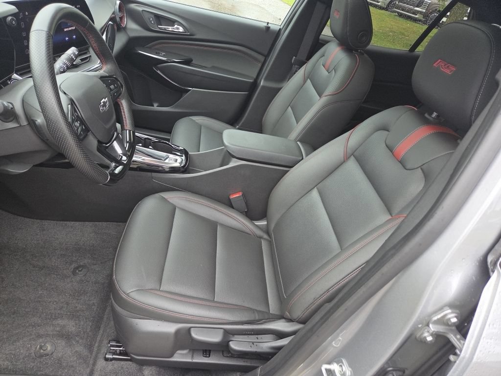 Used 2025 Chevrolet Trax RS w/ Sunroof Package FWD image 21