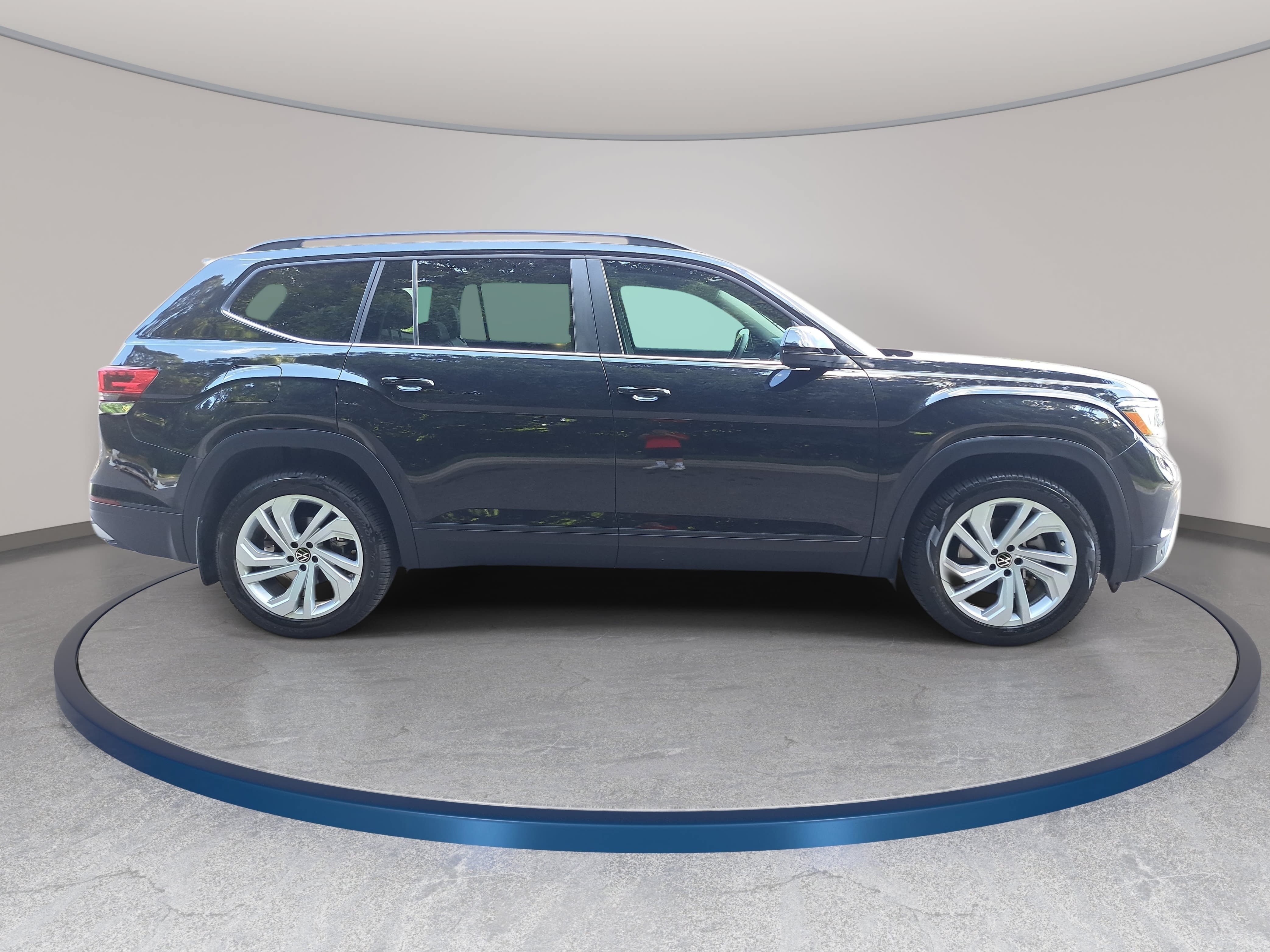 Used 2023 Volkswagen Atlas SE w/ Panoramic Sunroof Package FWD image 4