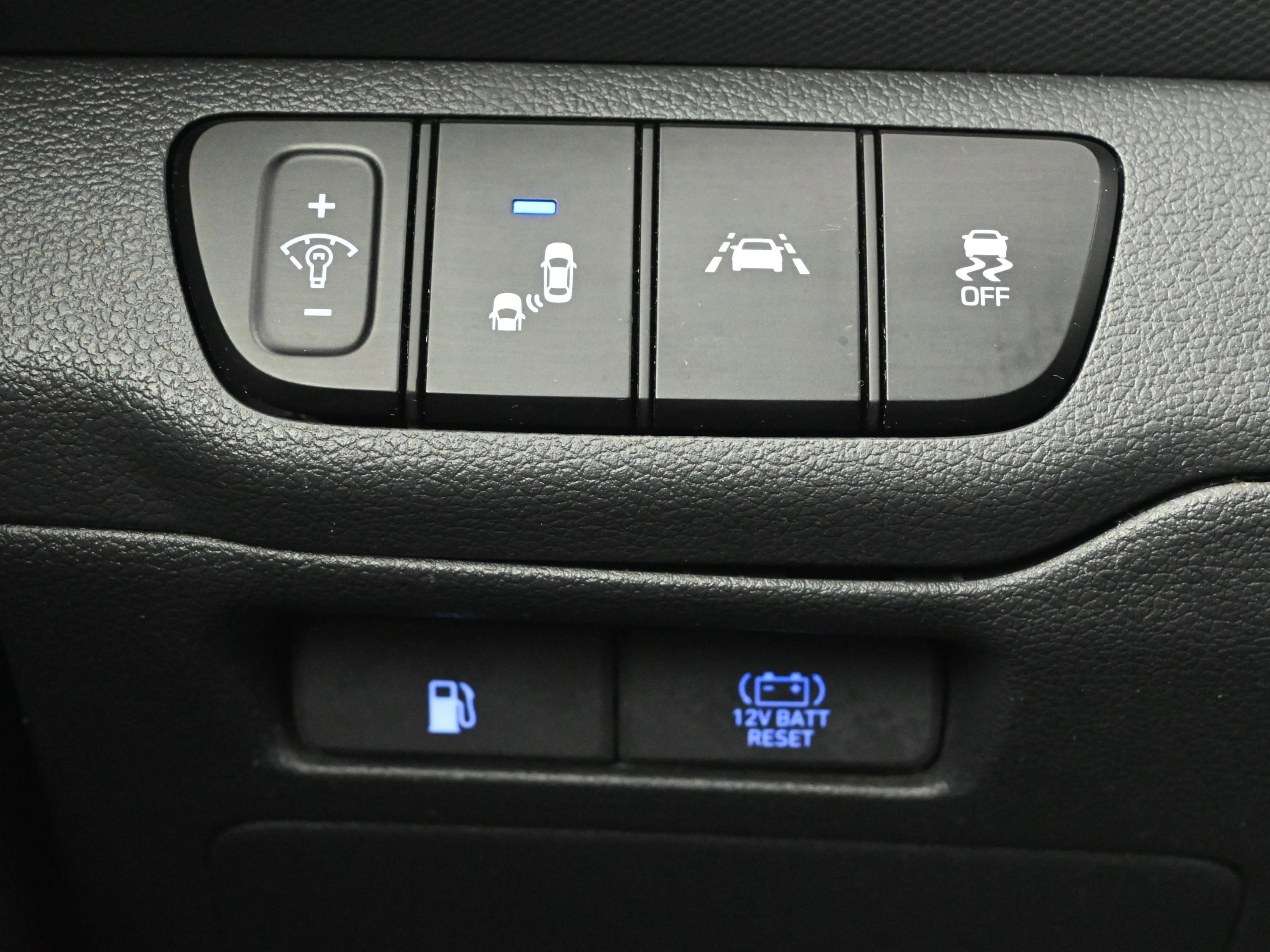 Used 2020 Hyundai Ioniq Limited image 12