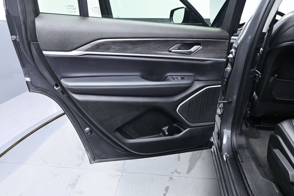 Used 2022 Jeep Grand Cherokee L Limited AWD/4WD image 16