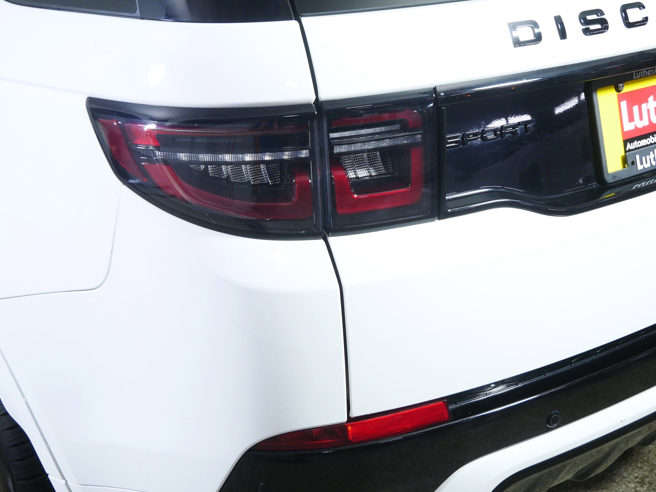 Used 2022 Land Rover Discovery Sport SE R-Dynamic image 17