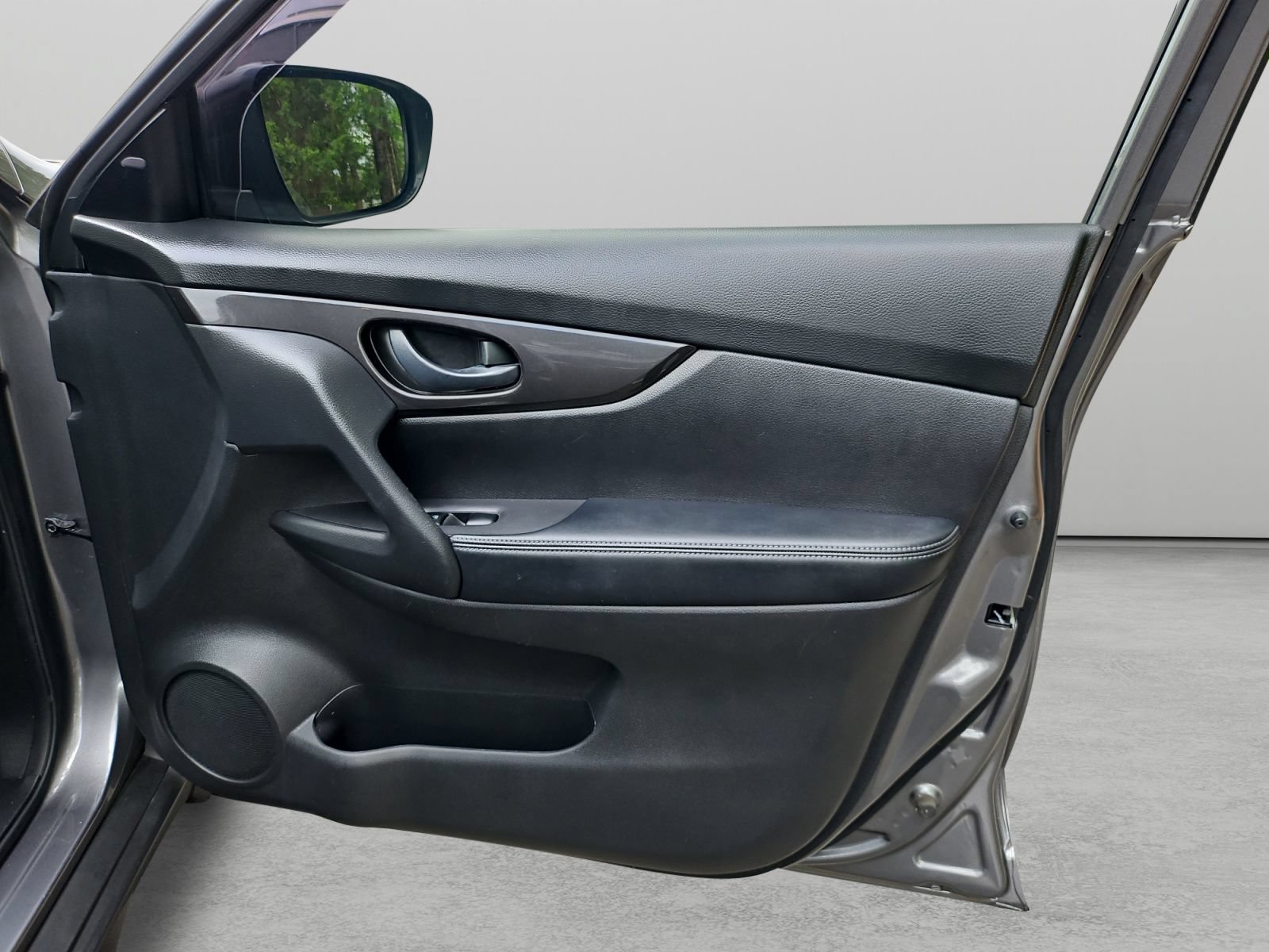 Used 2020 Nissan Rogue S FWD image 35