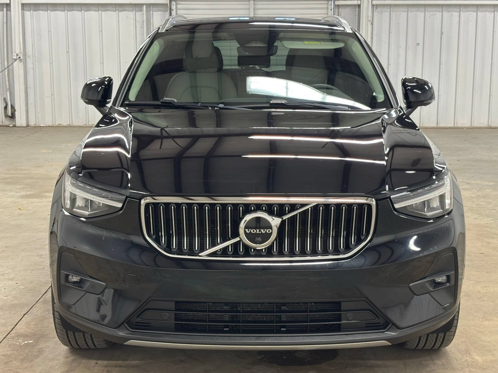 Used 2023 Volvo XC40 B5 Plus w/ Driver Assist Package AWD/4WD image 2
