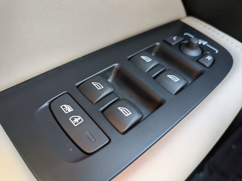 New 2026 Volvo XC60 B5 Plus w/ Climate Package AWD/4WD image 25