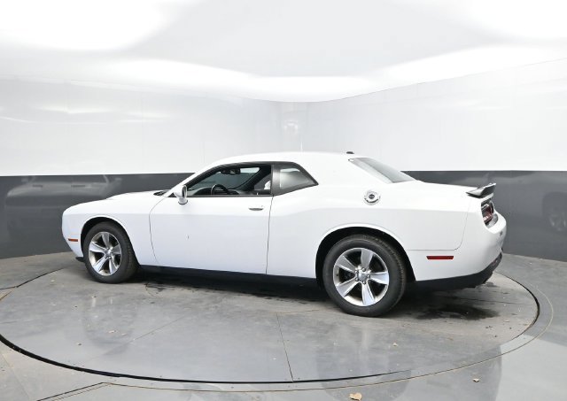 Used 2015 Dodge Challenger SXT RWD image 7