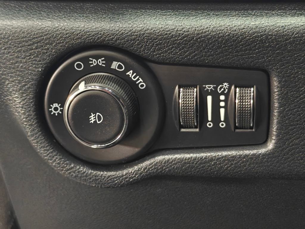 Used 2025 Chrysler Pacifica Select image 52