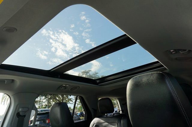 Certified 2022 Ford Explorer Limited w/ Limited Technology Package image 9