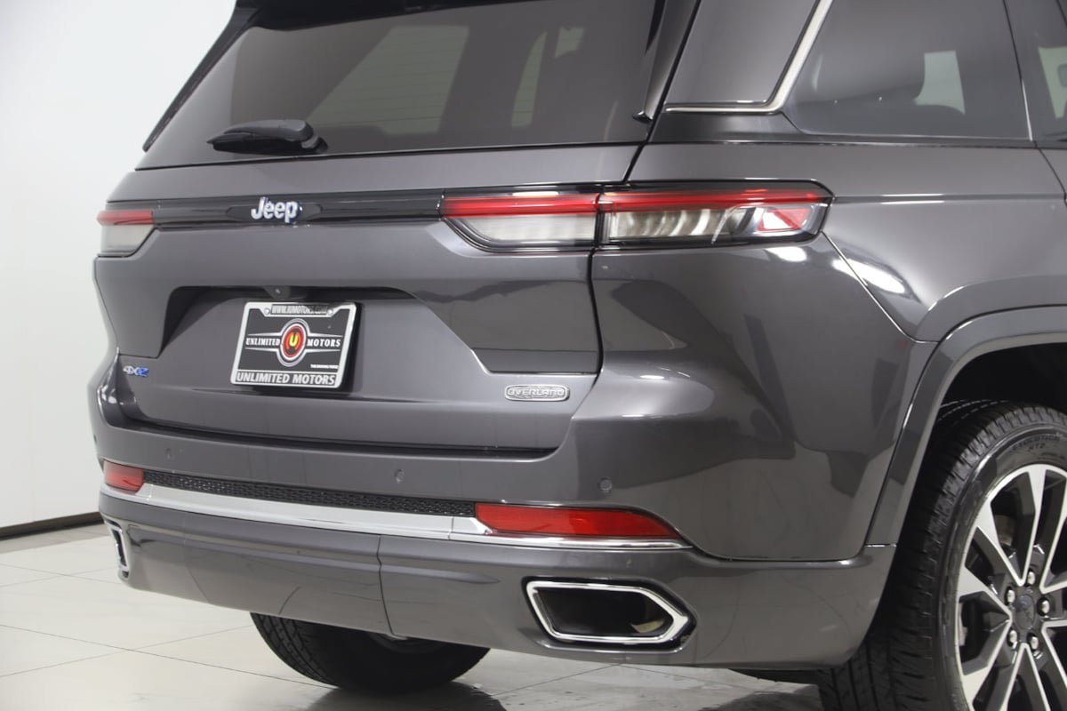 Used 2023 Jeep Grand Cherokee Overland w/ Luxury Tech Group IV AWD/4WD image 40