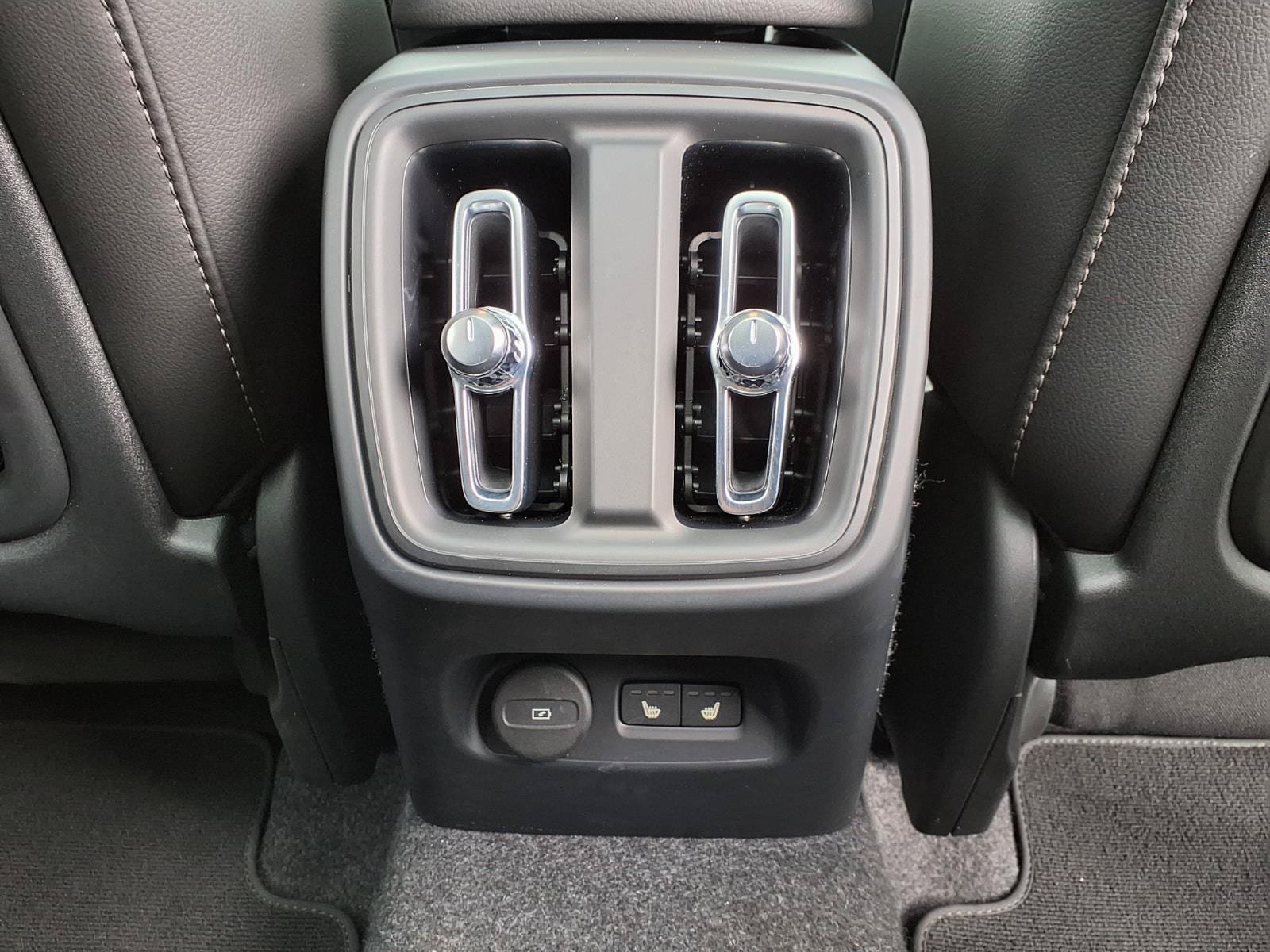 Certified 2025 Volvo XC40 B5 Ultra AWD/4WD image 16