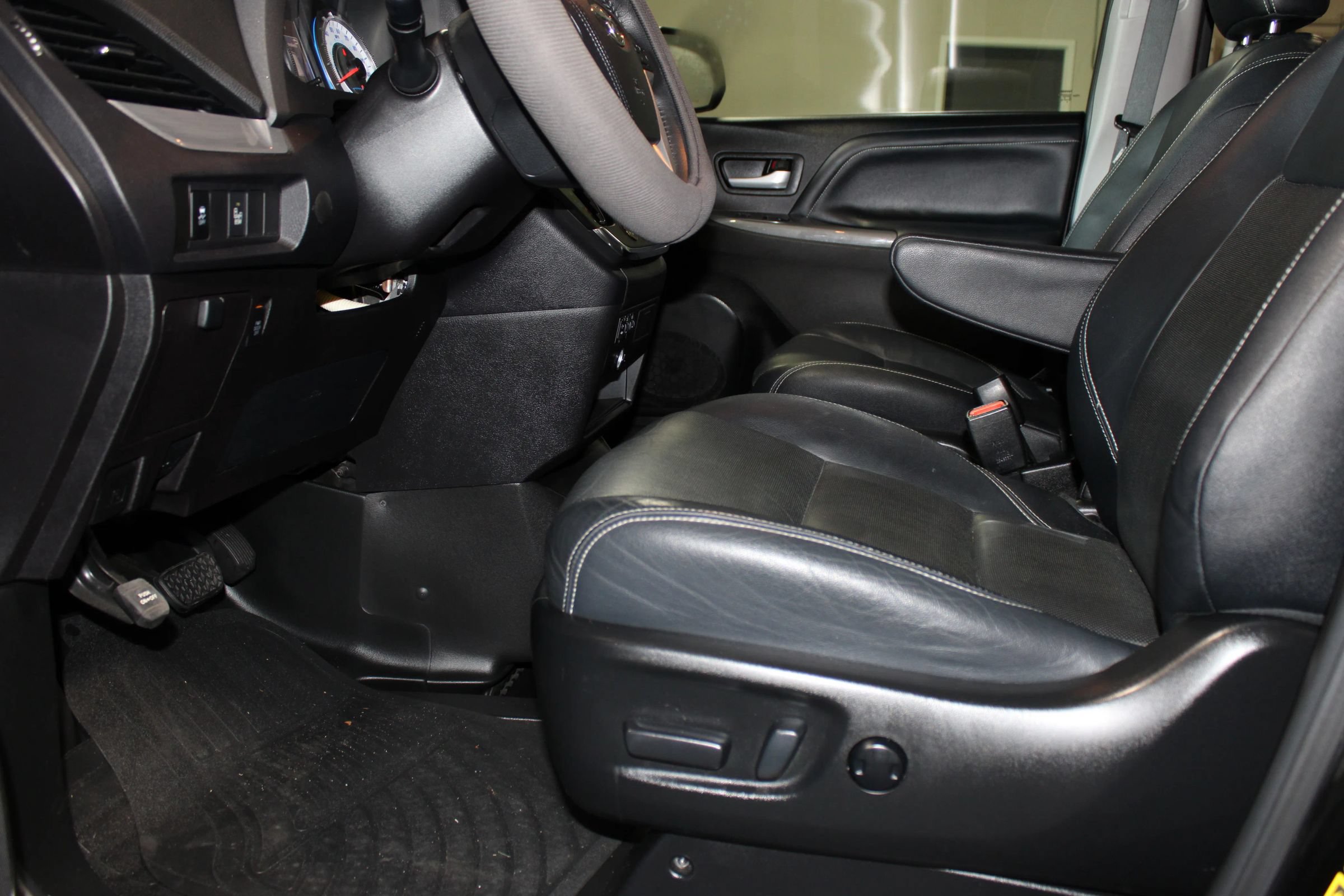 Used 2015 Toyota Sienna SE w/ SE Preferred Package FWD image 25