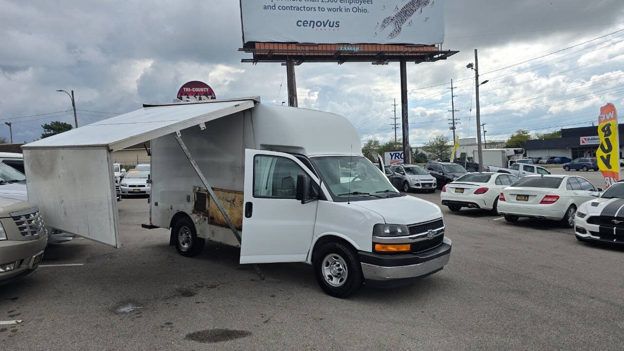 Used 2017 Chevrolet Express 3500 w/ Chrome Appearance Package RWD image 2