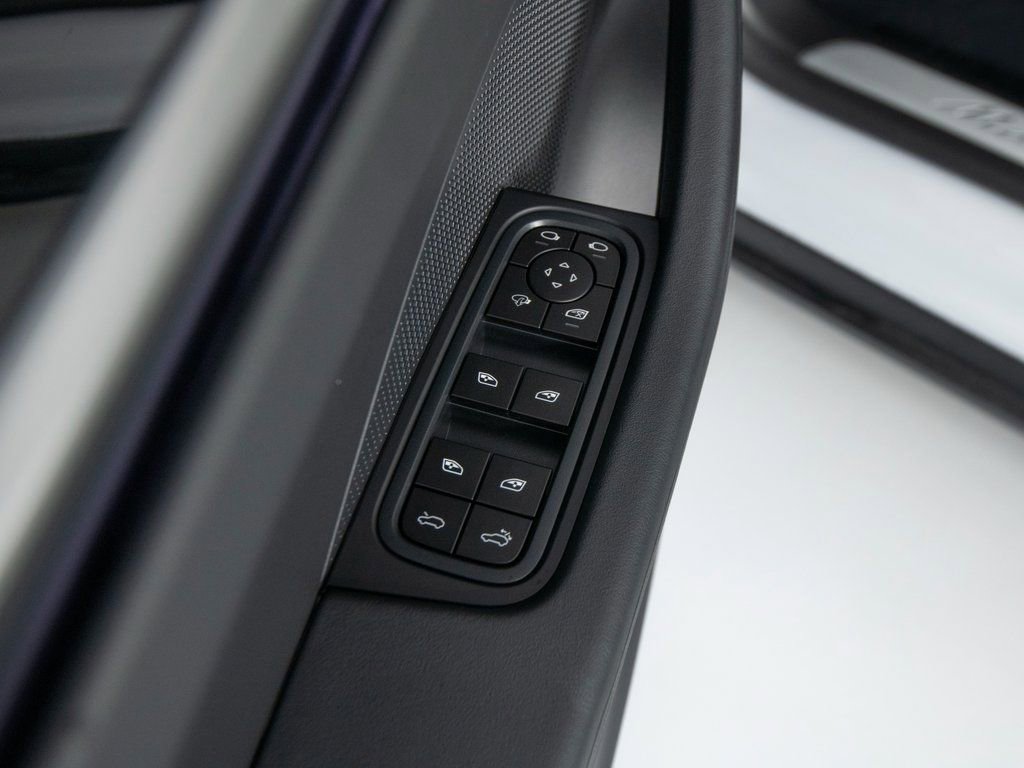 New 2026 Porsche Macan 4 Electric image 20