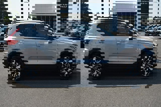 Used 2025 Volvo XC40 B5 Plus w/ Climate Package image 9
