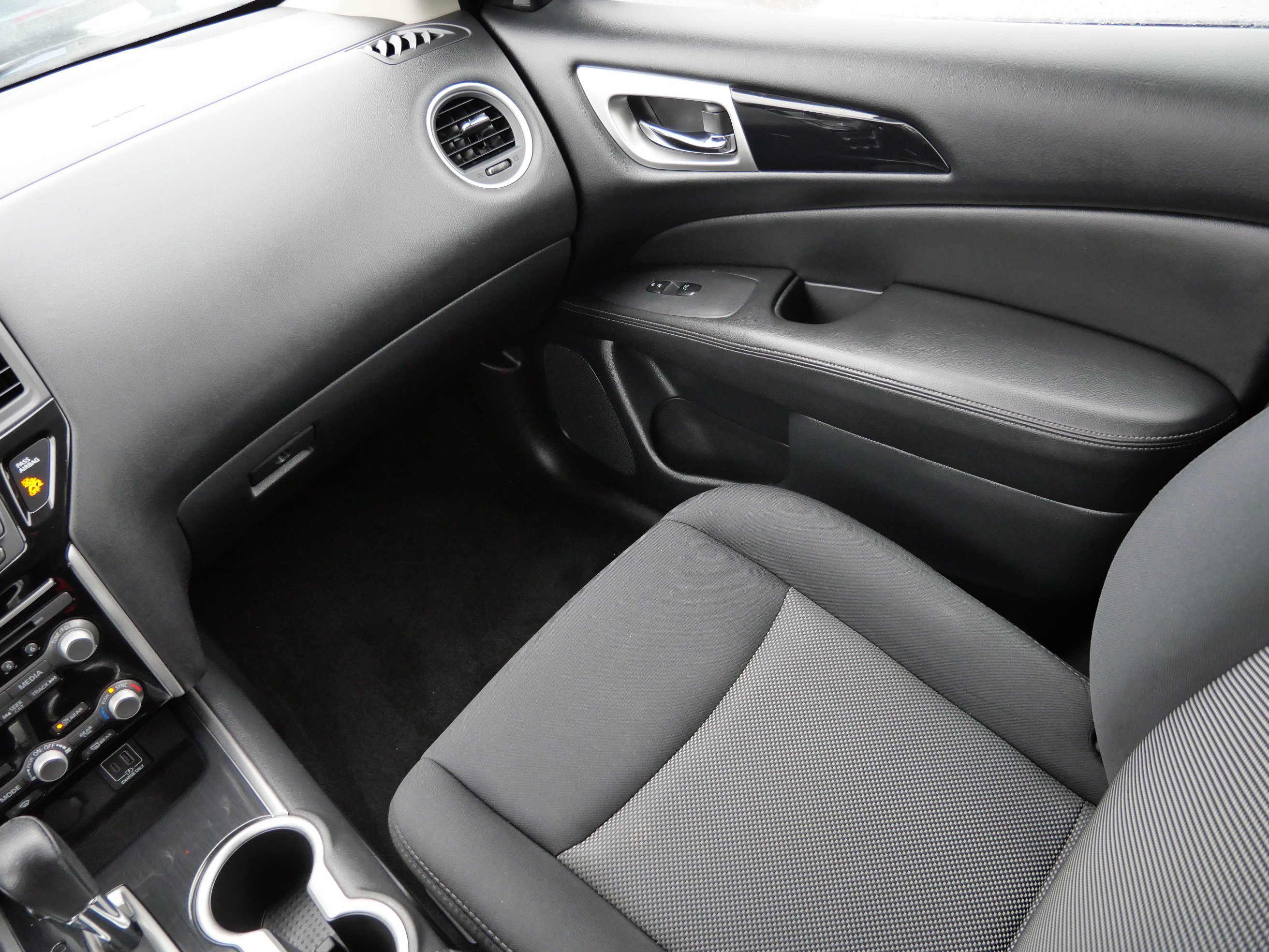 Used 2019 Nissan Pathfinder SV image 11