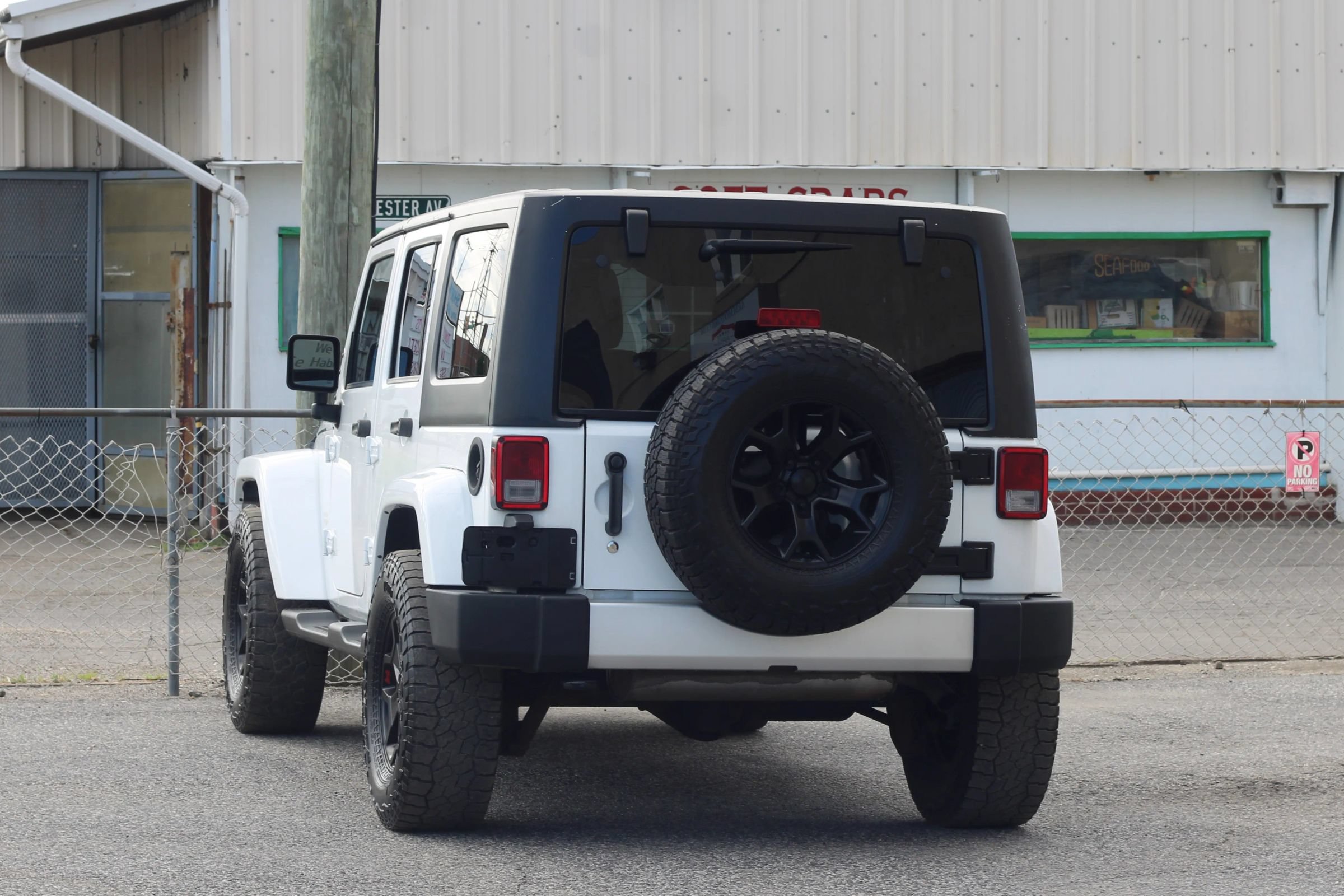 Used 2012 Jeep Wrangler Unlimited Sahara w/ Dual Top Group AWD/4WD image 6