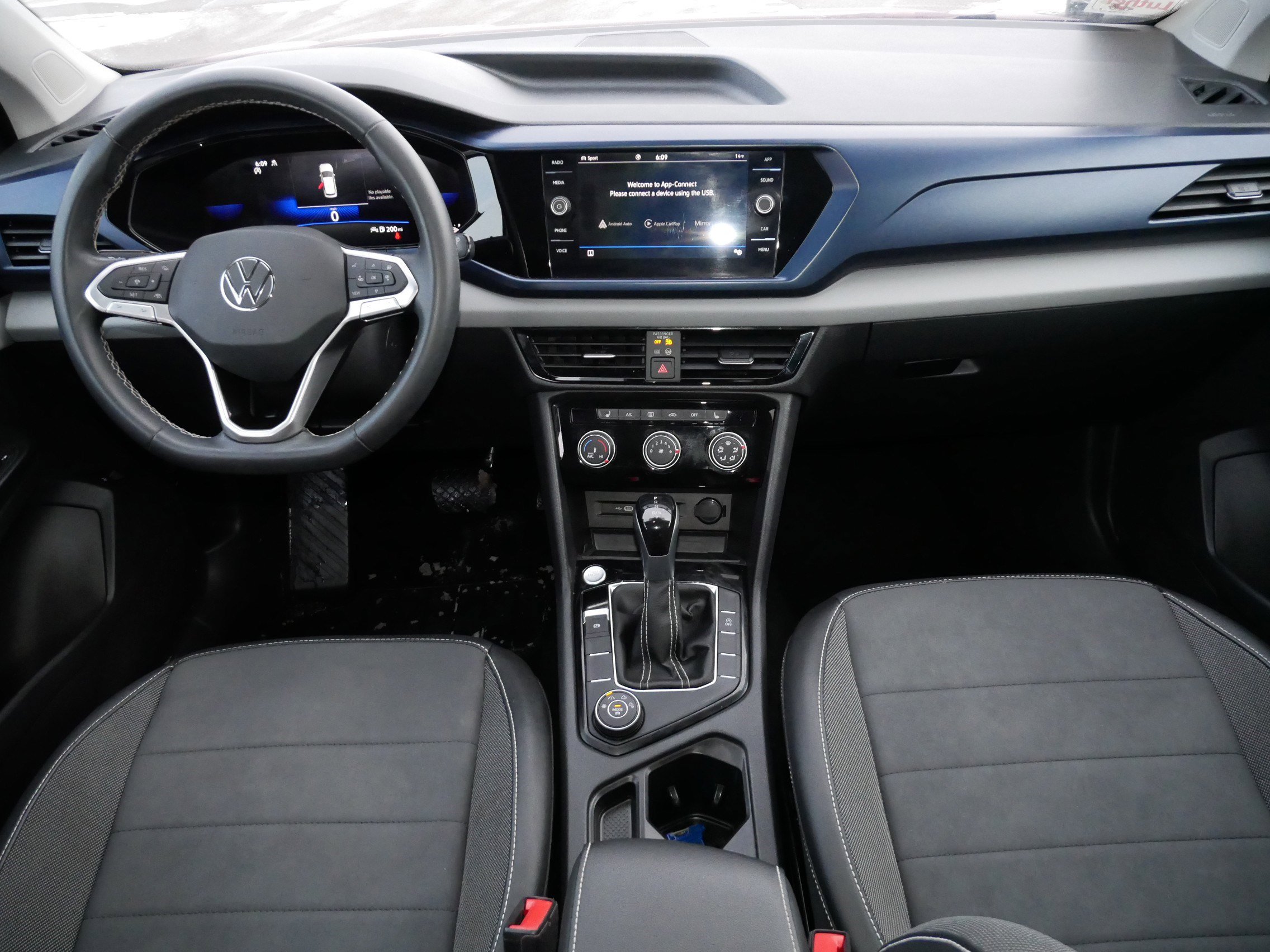 Certified 2023 Volkswagen Taos SE w/ Panoramic Sunroof Package image 10