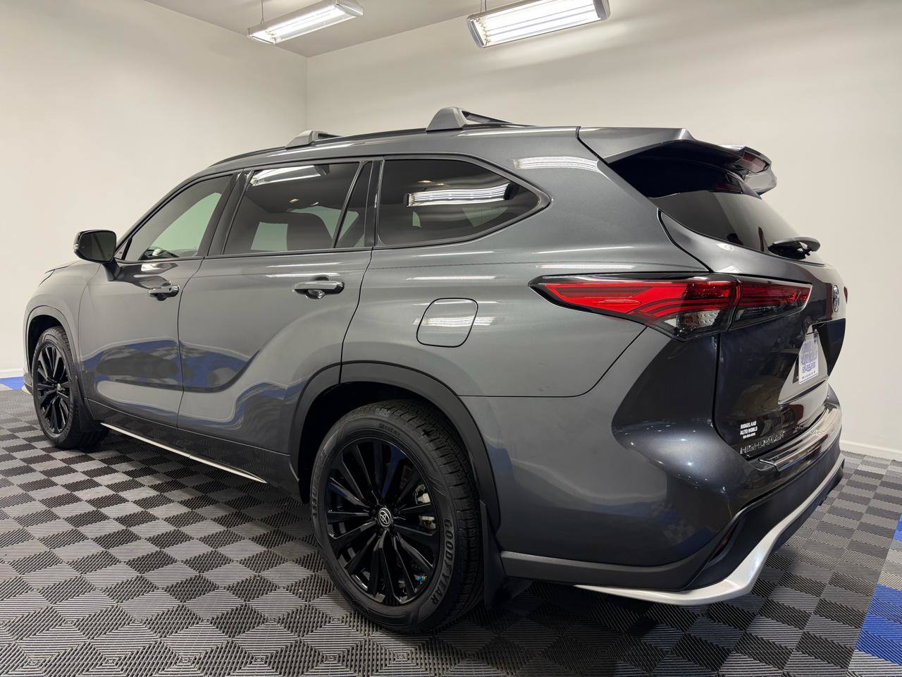Used 2023 Toyota Highlander XSE FWD image 11