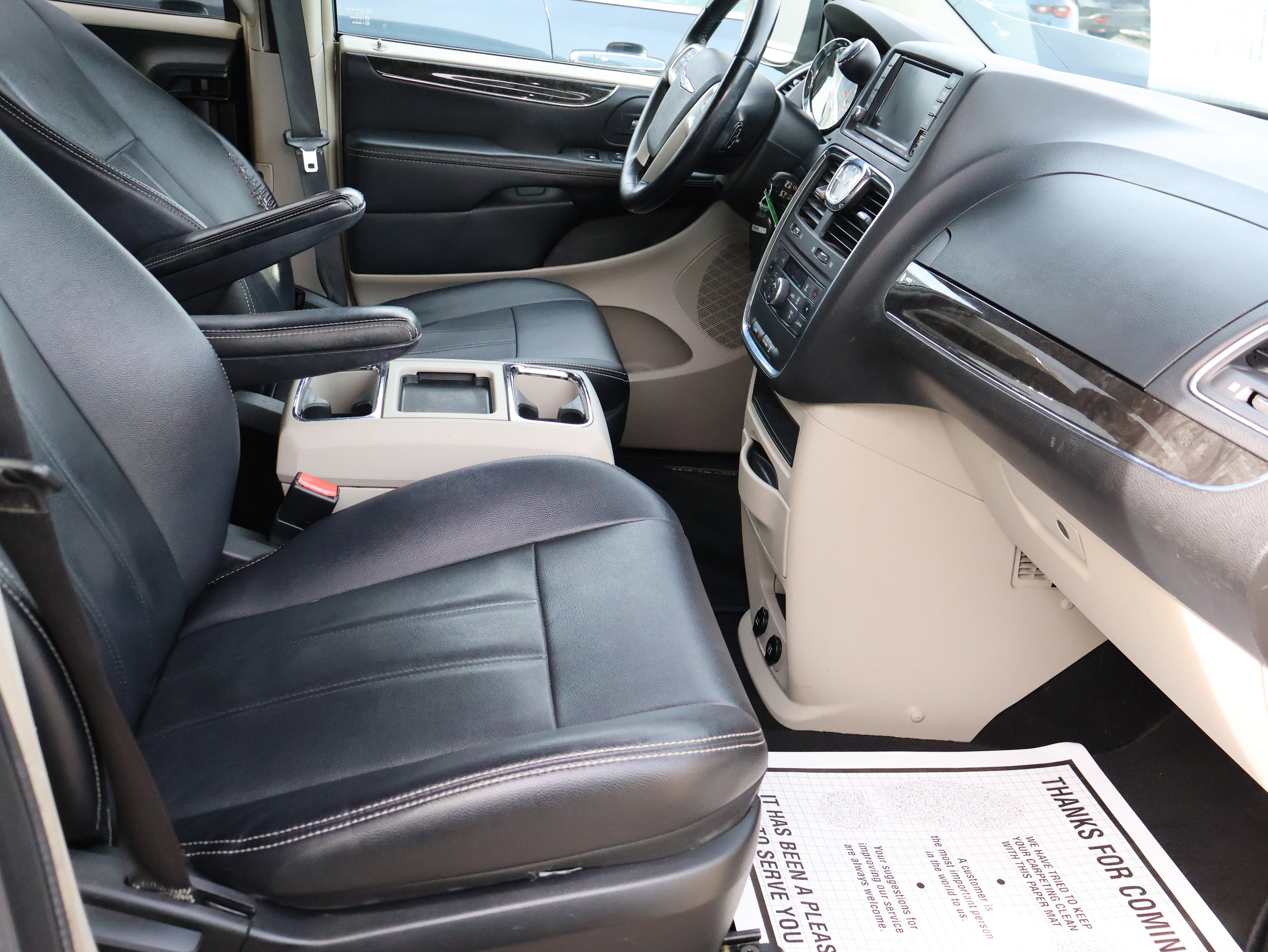 Used 2014 Chrysler Town & Country Touring image 9