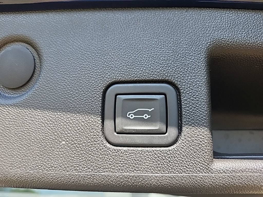 Used 2023 Chevrolet Equinox Premier AWD/4WD image 32