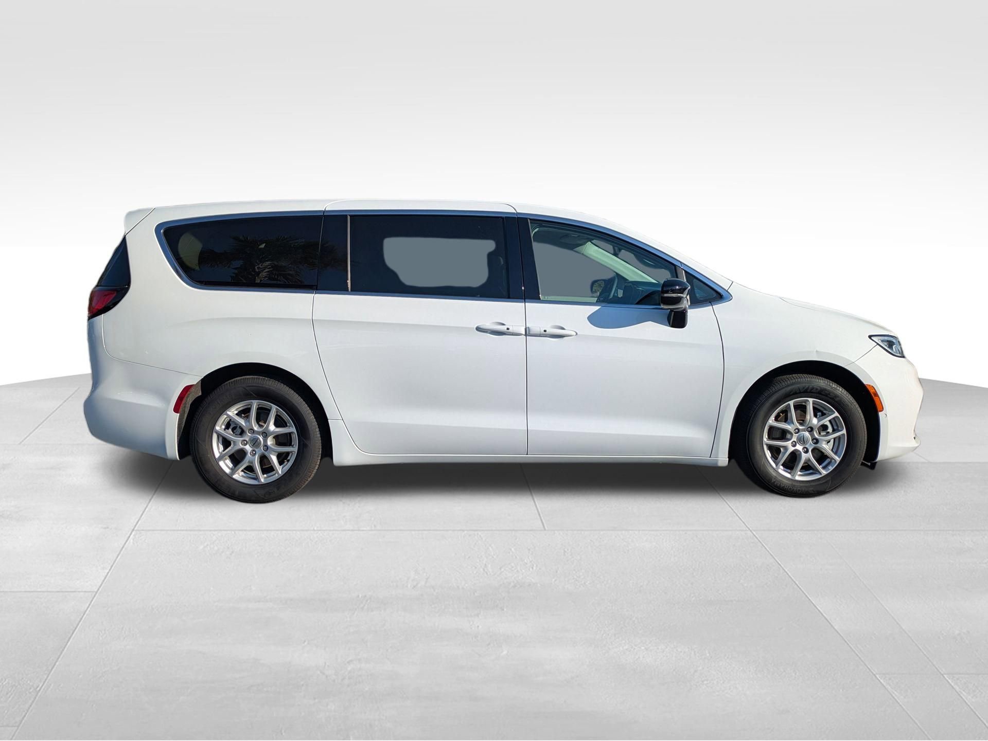 Used 2024 Chrysler Pacifica Touring-L image 4