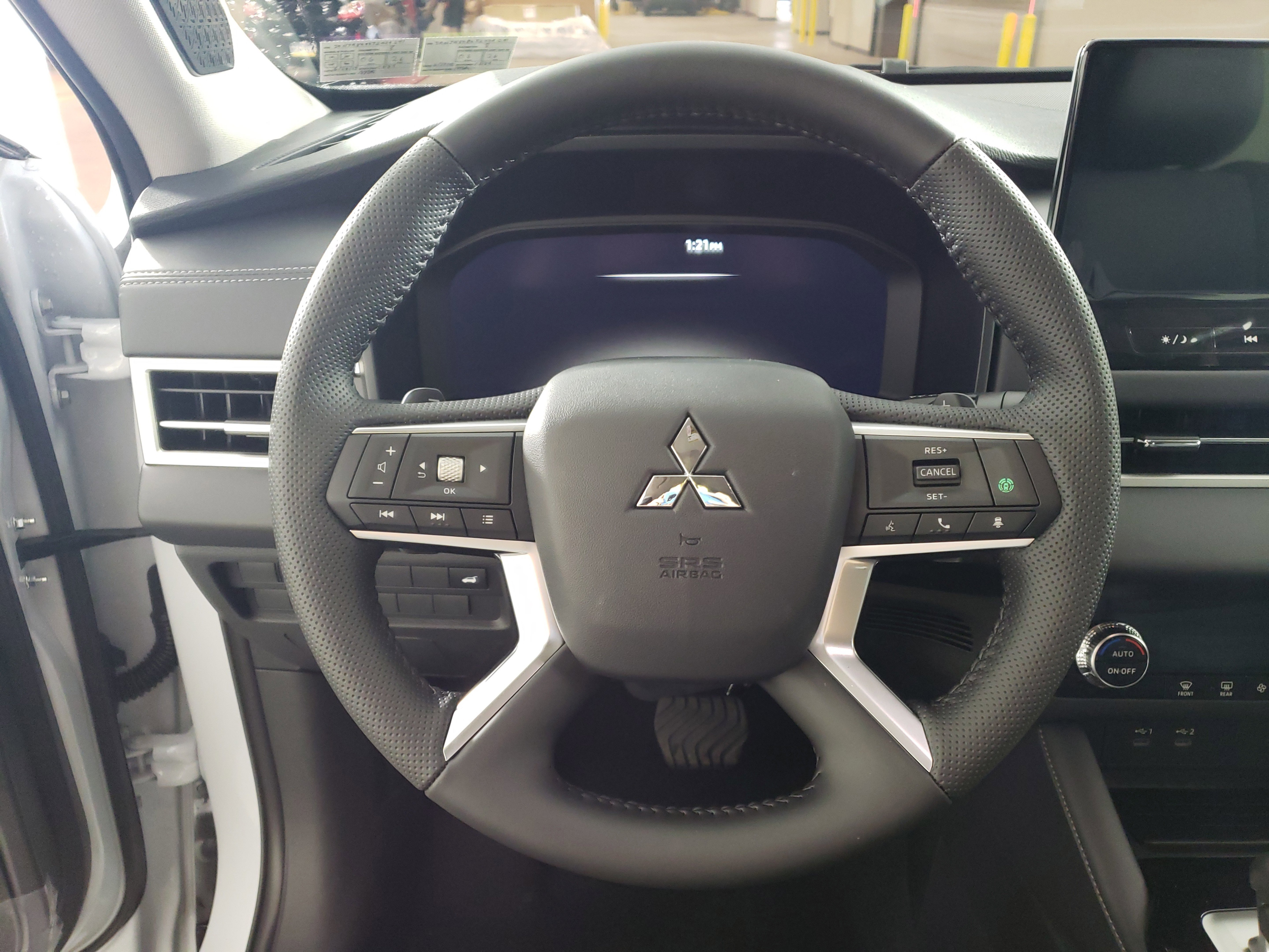 New 2025 Mitsubishi Outlander SE image 17