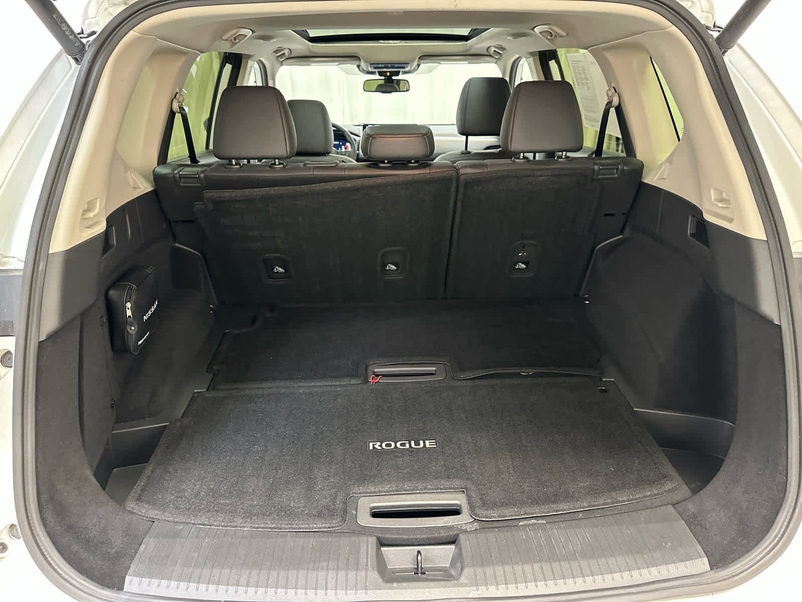Certified 2025 Nissan Rogue Platinum w/ Tech Package image 25