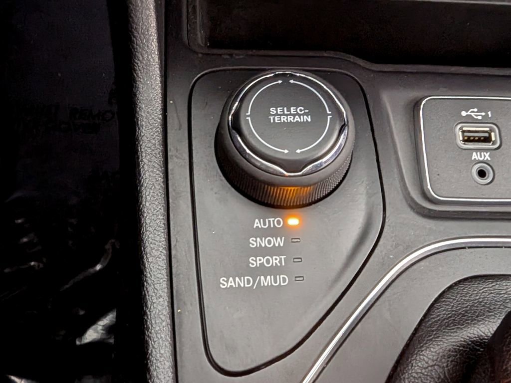 Used 2020 Jeep Cherokee Latitude Plus image 19