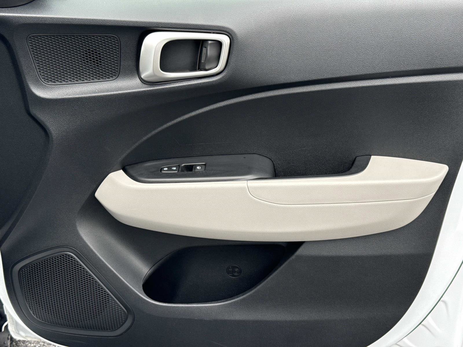 Used 2025 Hyundai Venue SEL image 18