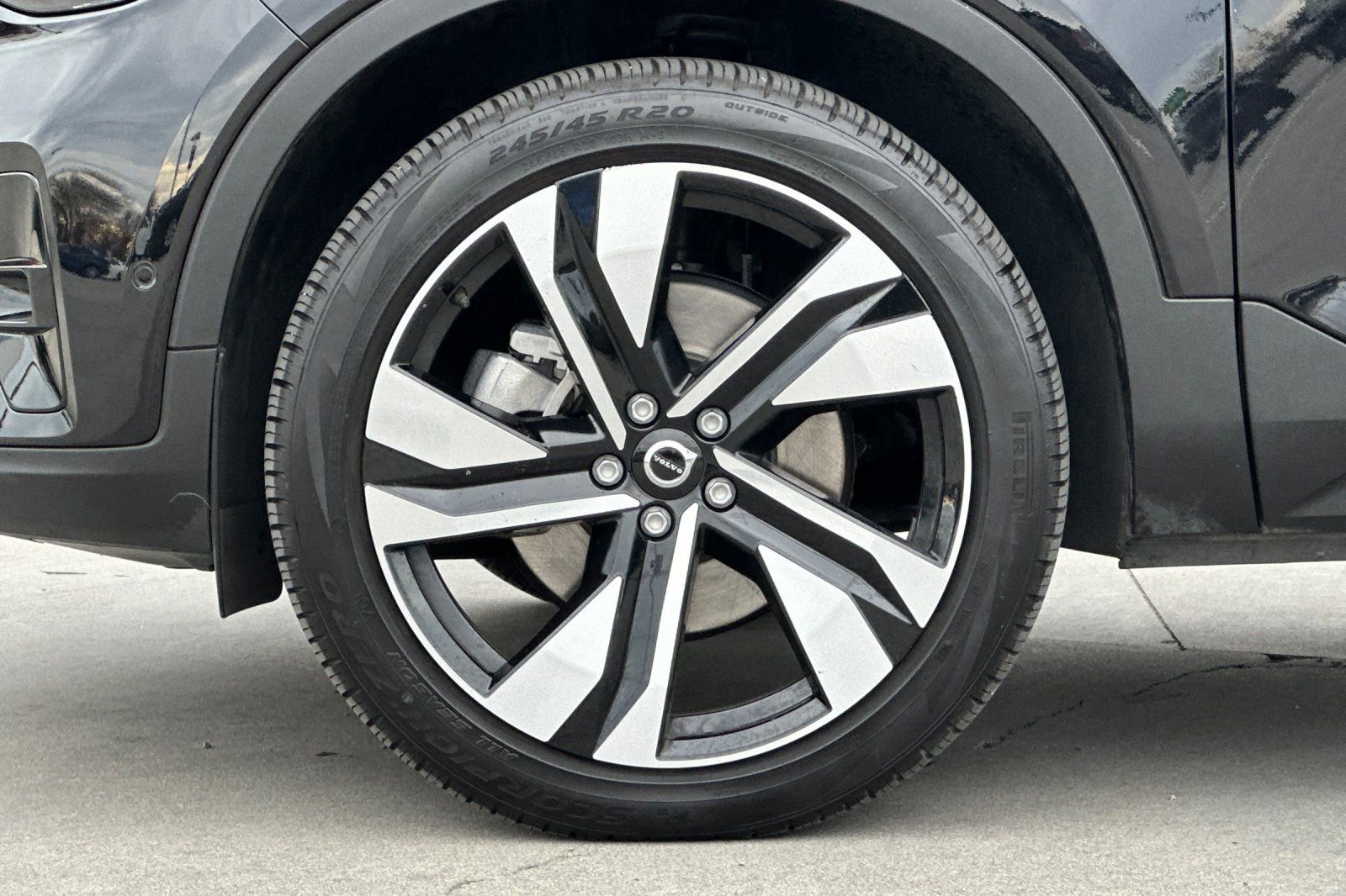 Used 2025 Volvo XC40 B5 Plus image 25