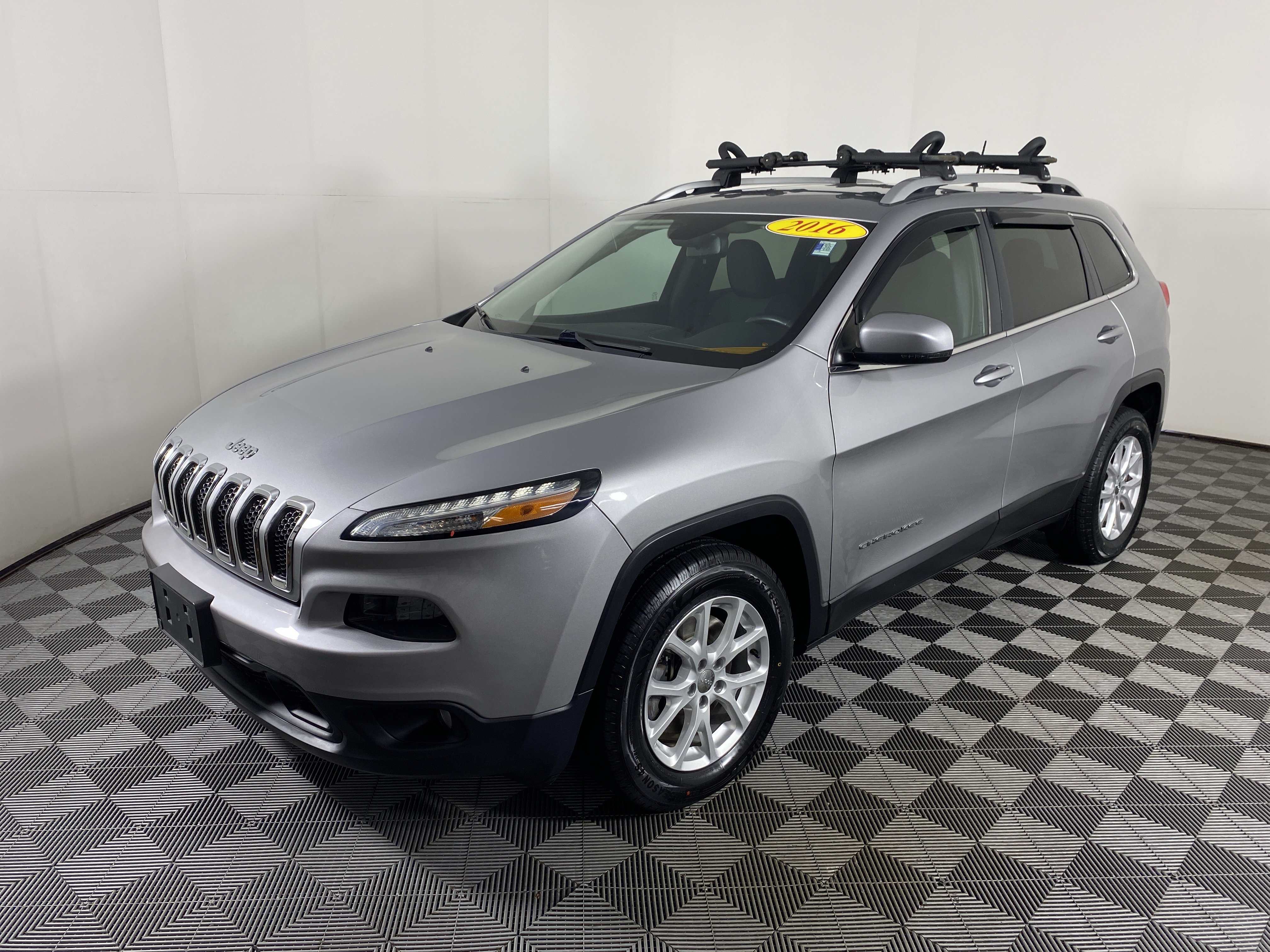 Used 2016 Jeep Cherokee Latitude w/ Safety/Convenience Group AWD/4WD image 10