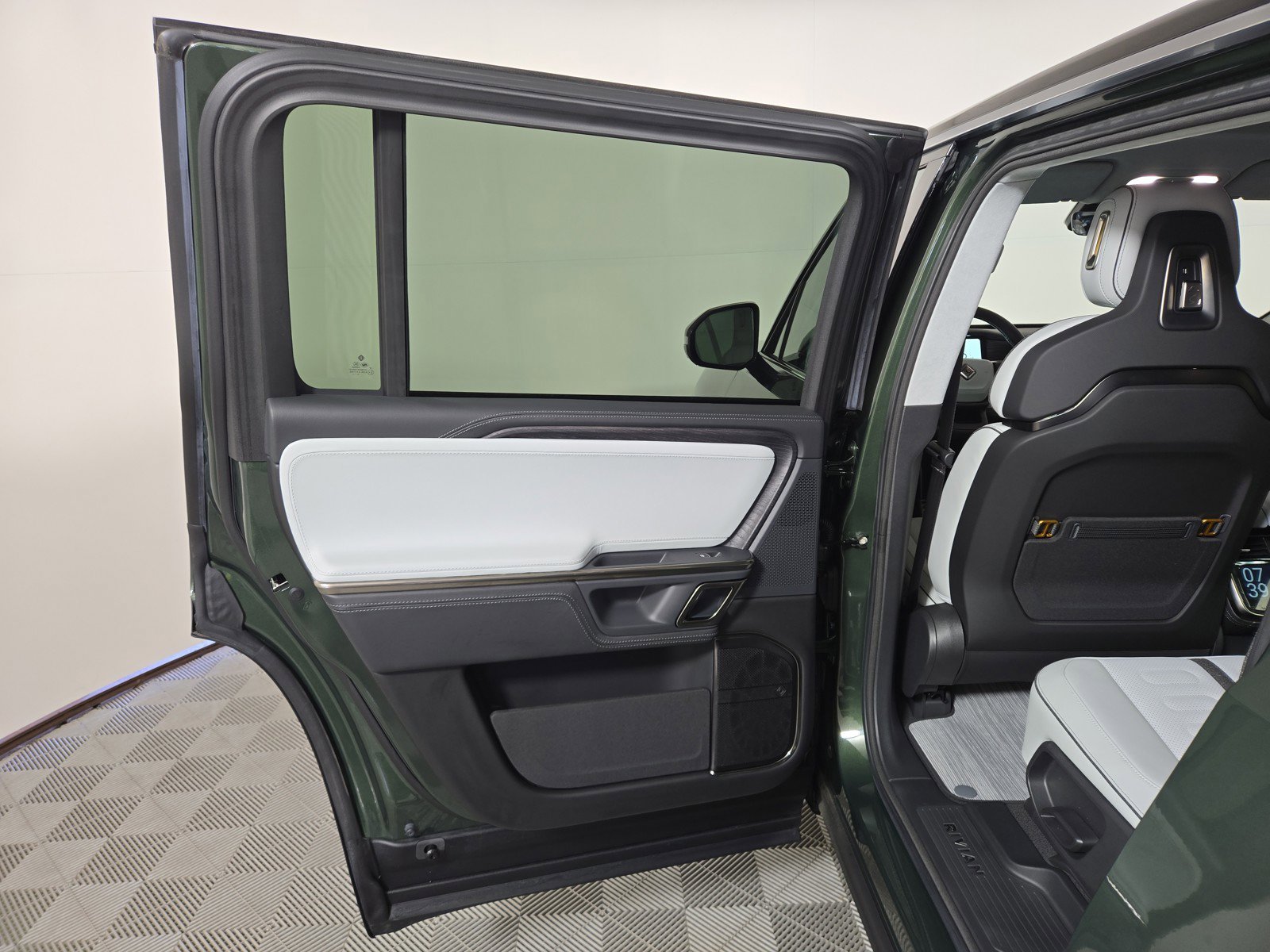 Used 2024 Rivian R1S Adventure image 17