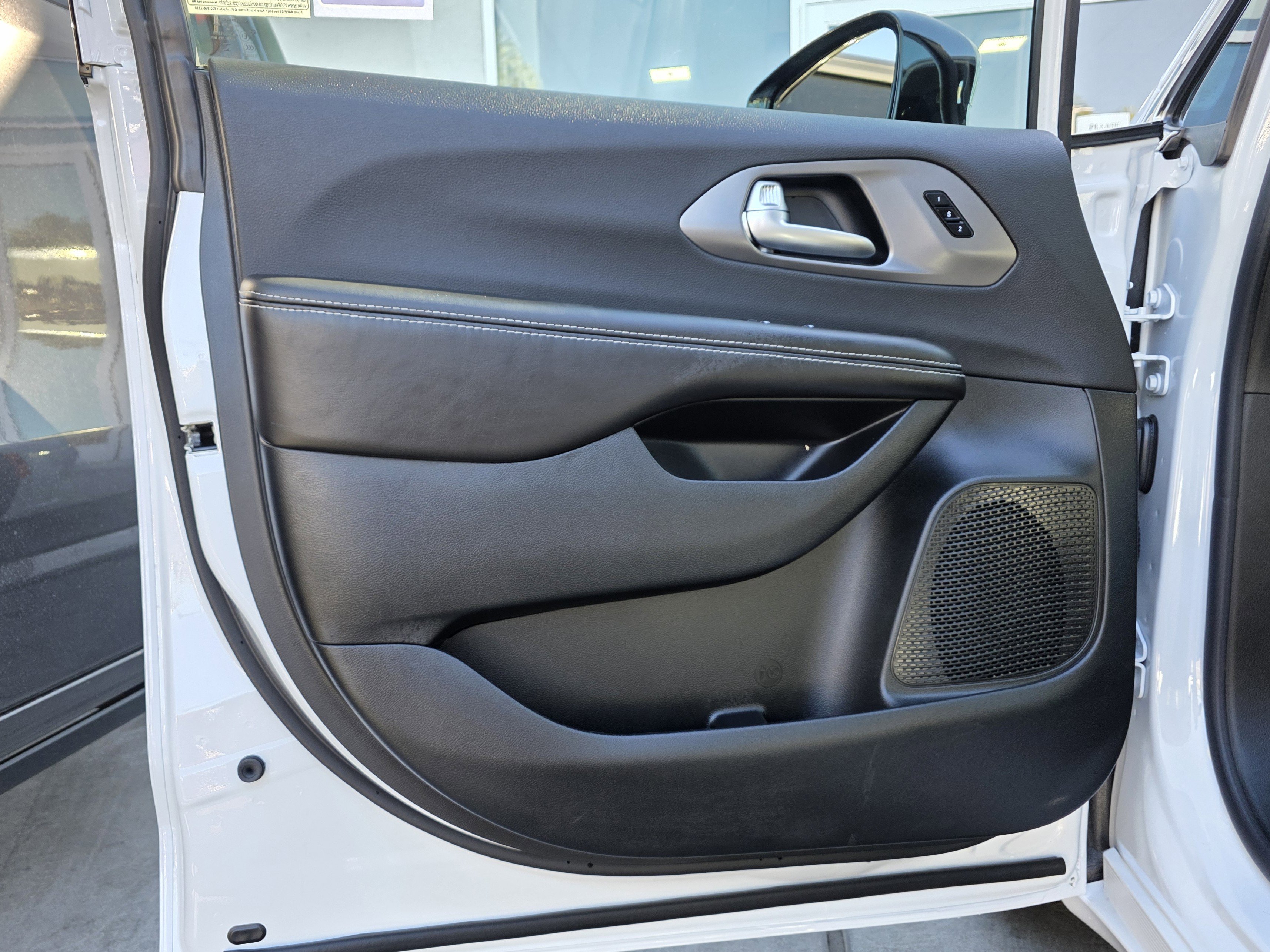 New 2026 Chrysler Pacifica Select image 10