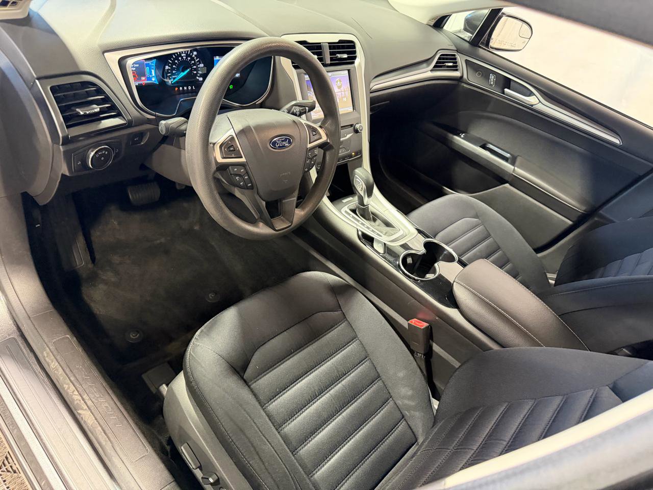 Used 2015 Ford Fusion SE FWD image 24
