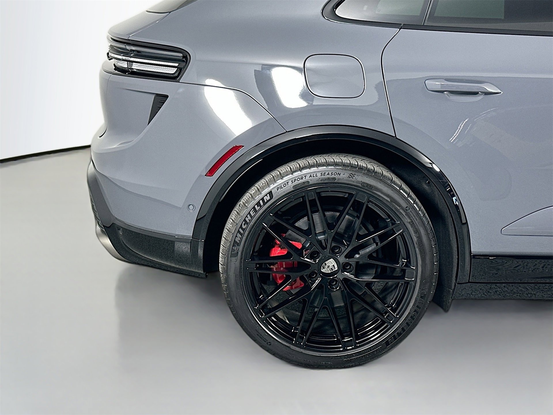 Certified 2025 Porsche Macan Turbo Electric image 13