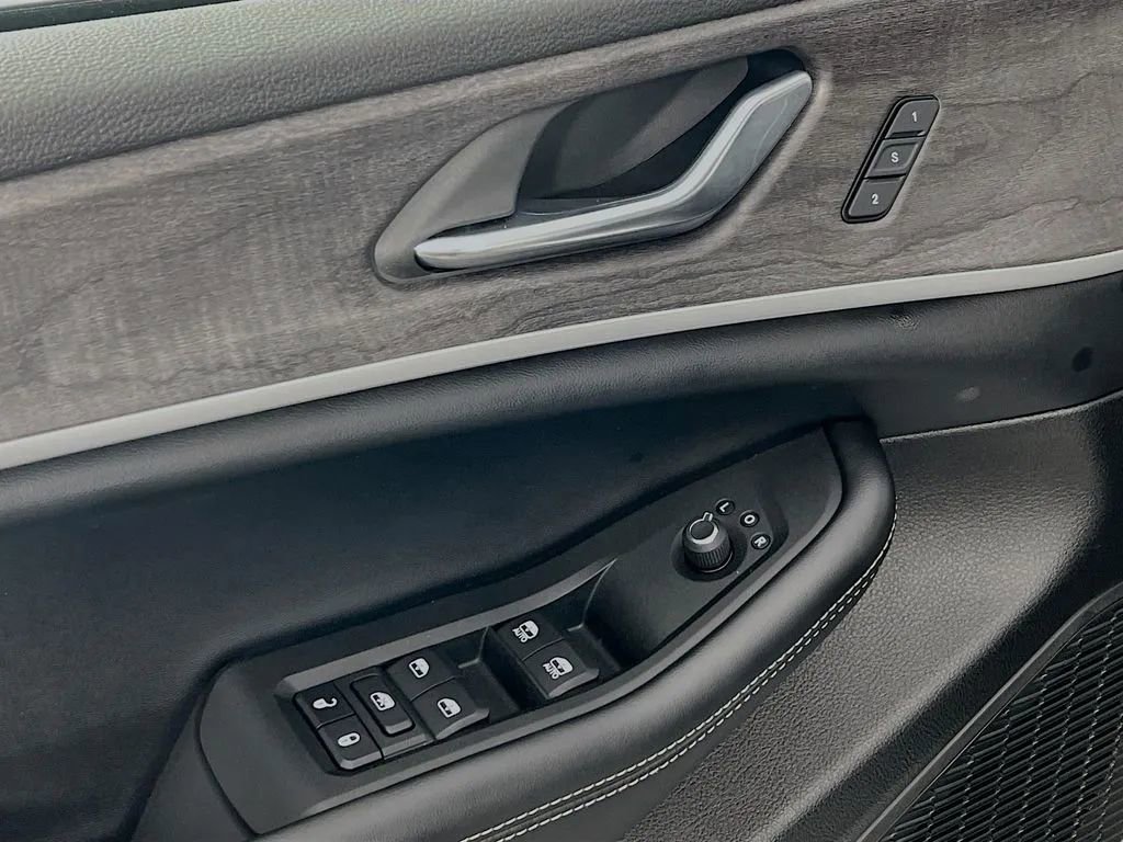 Used 2025 Jeep Grand Cherokee L Limited w/ Black Appearance Package image 19