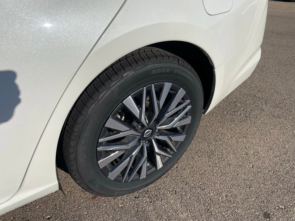 Used 2024 Nissan Altima 2.5 SV image 3