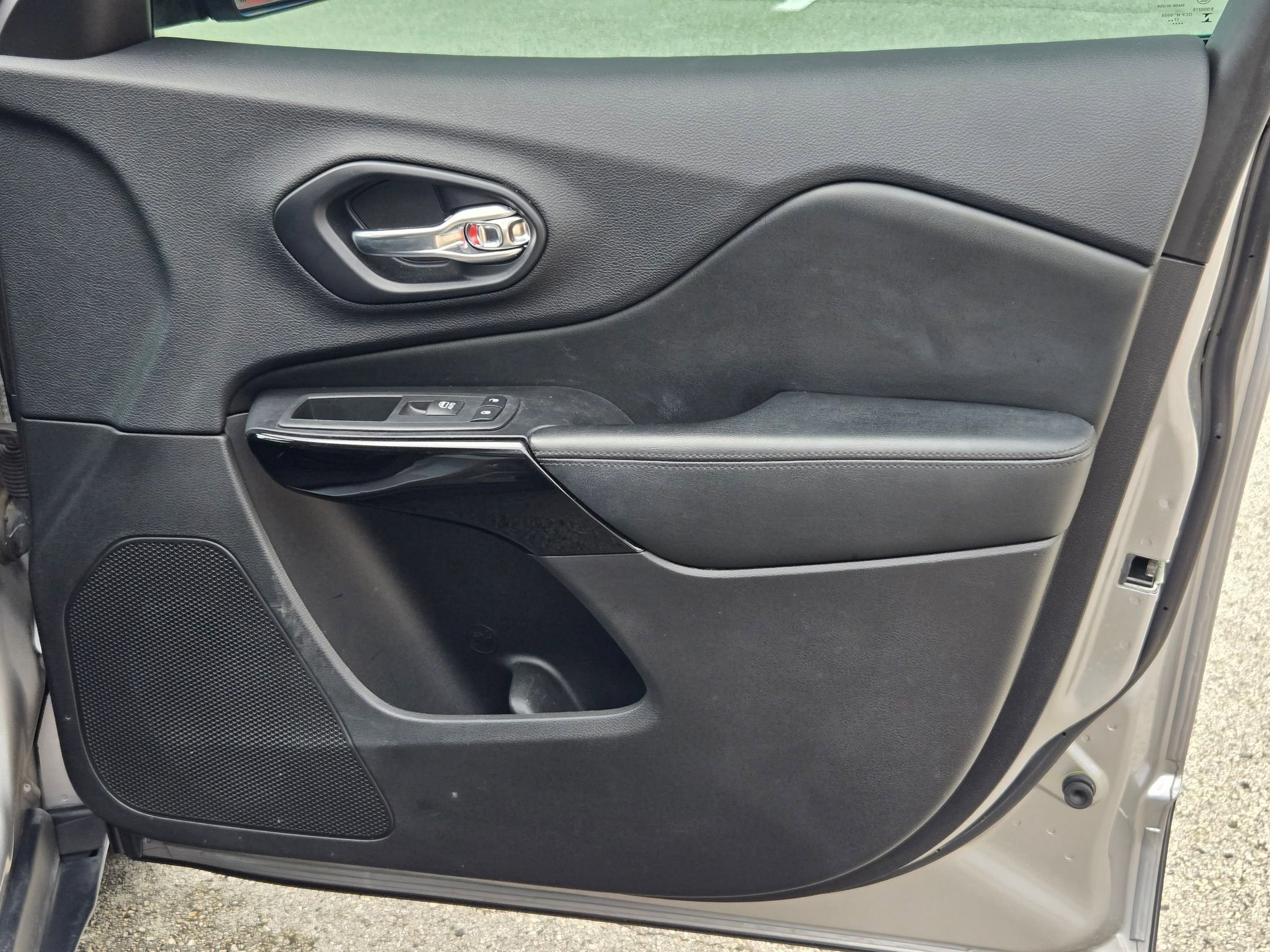 Used 2019 Jeep Cherokee Latitude Plus FWD image 25