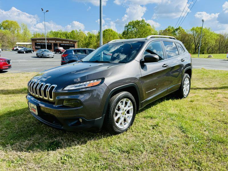 Used 2017 Jeep Cherokee Latitude w/ Safety/Convenience Group FWD image 1