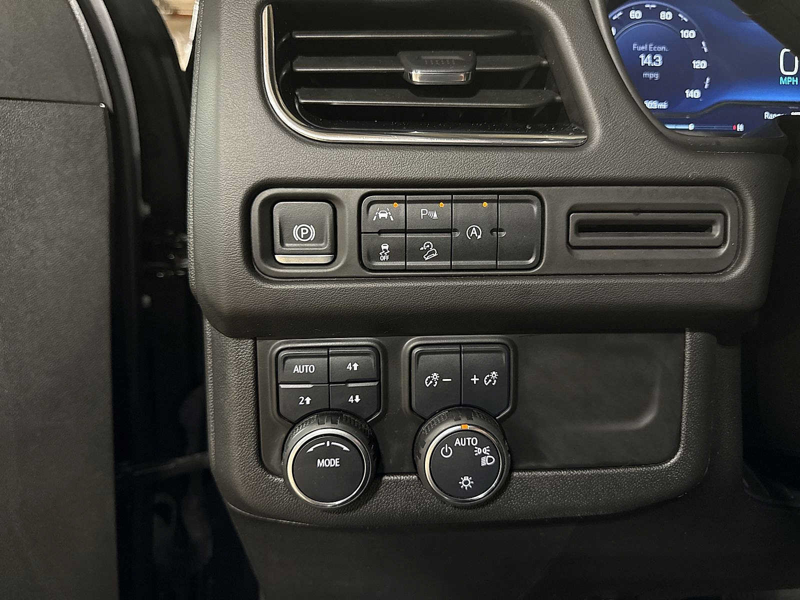 Used 2024 Chevrolet Tahoe Premier AWD/4WD image 34