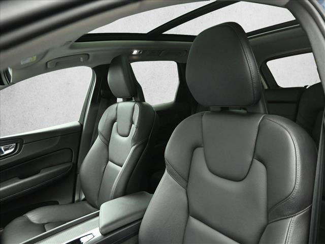 Used 2018 Volvo XC60 T5 Momentum w/ Convenience Package image 9