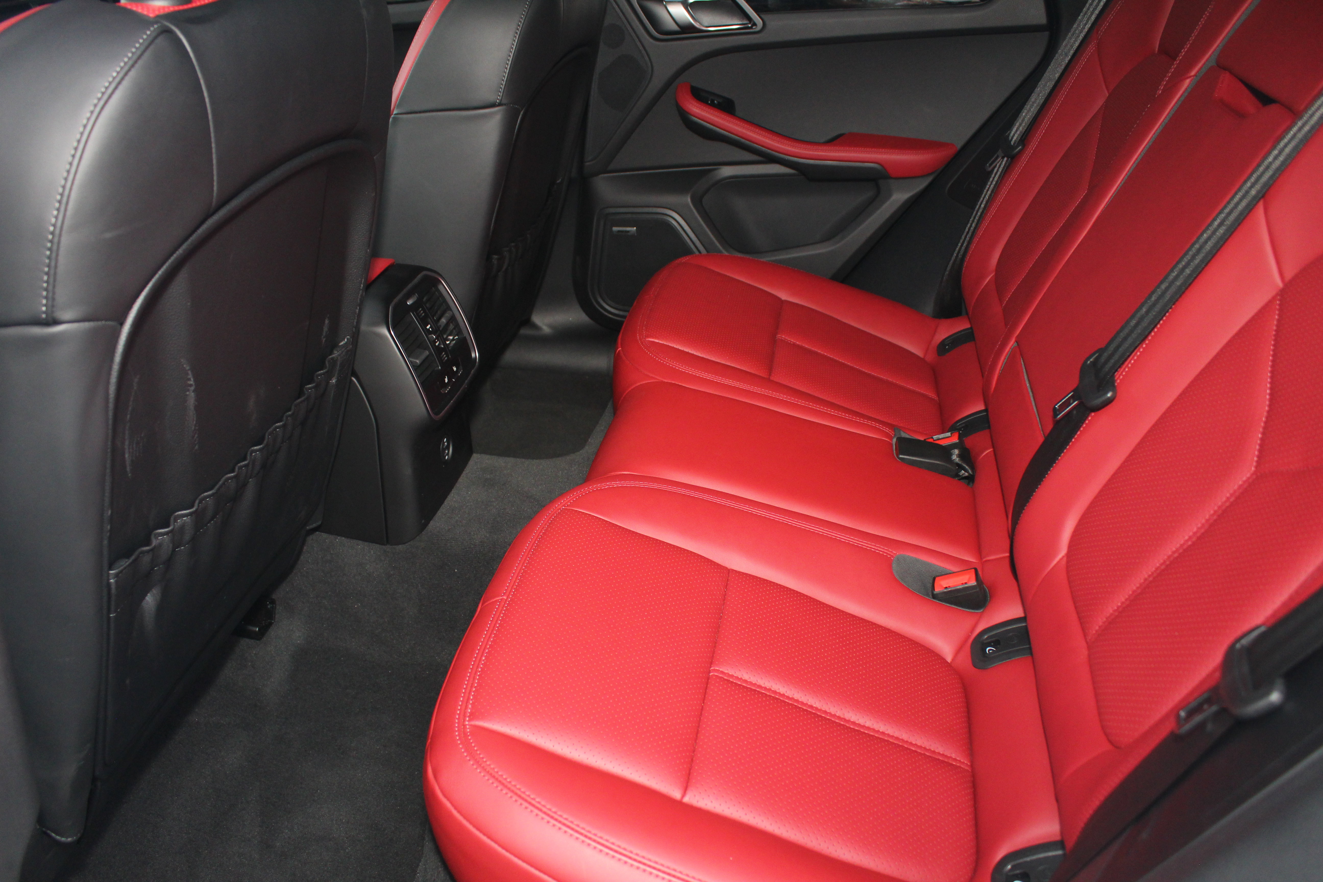 Certified 2025 Porsche Macan image 25
