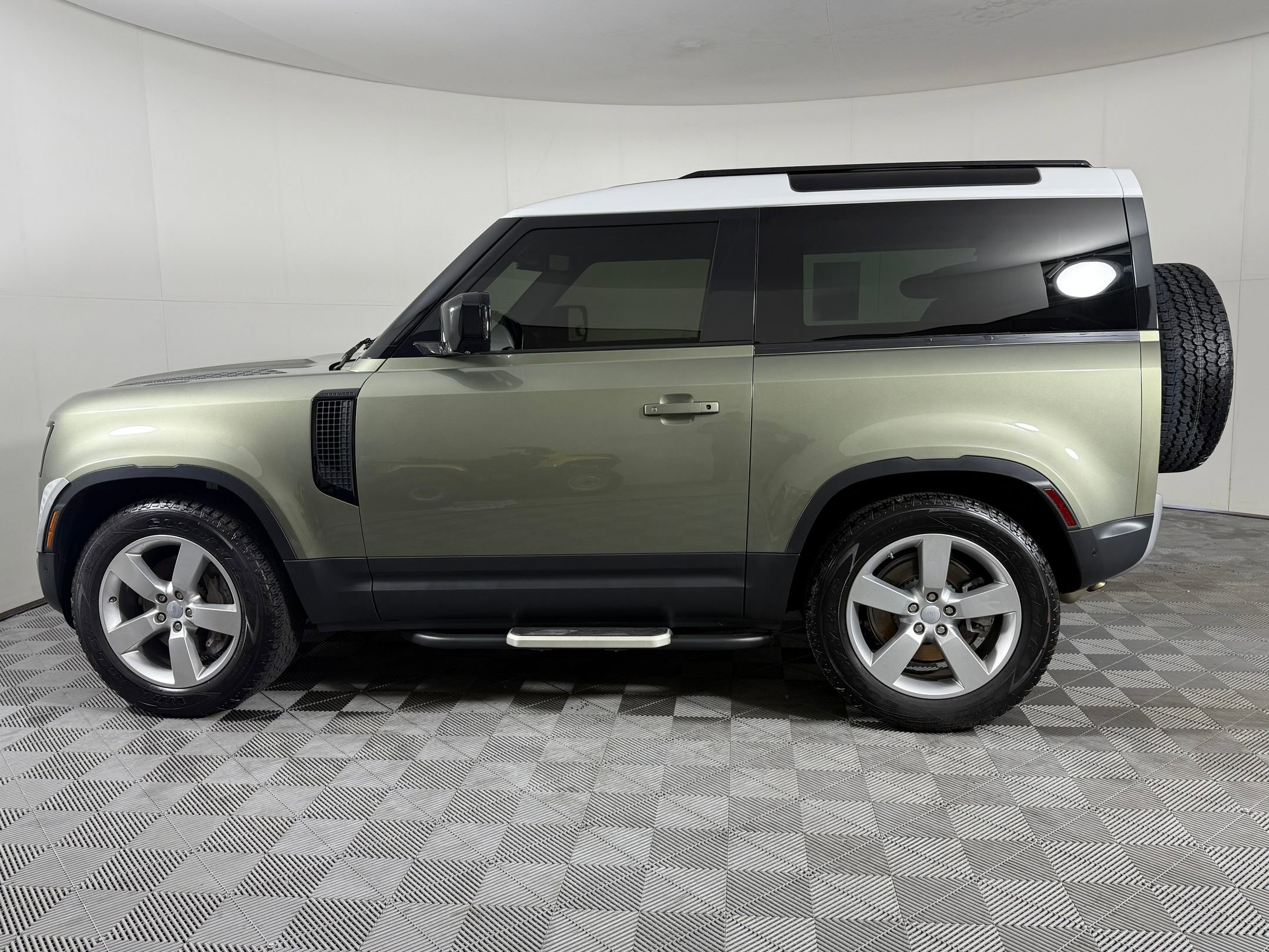 Certified 2021 Land Rover Defender 90 First Edition image 2